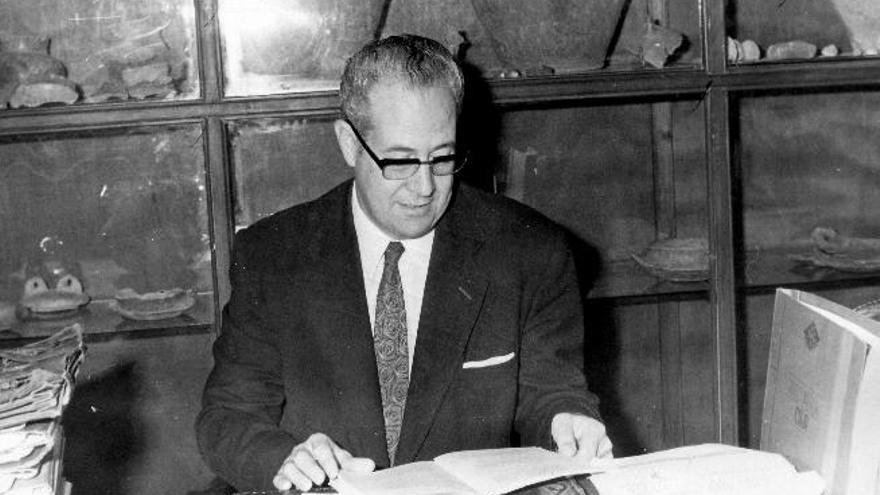 José Estévez Rodríguez, en su despacho del Ayuntamiento a principios de la década de 1970.