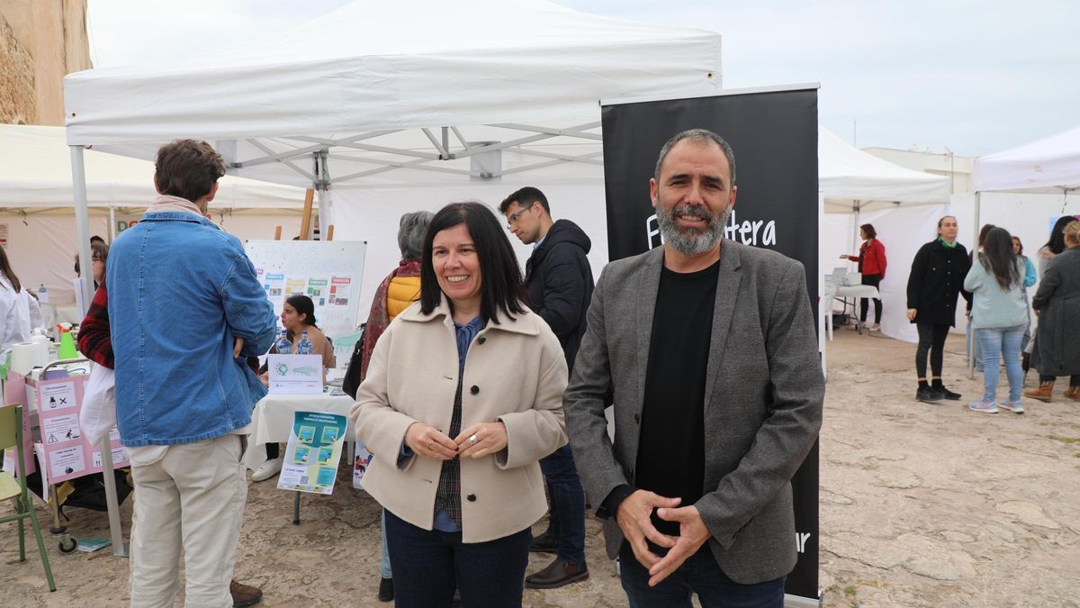 Raquel Guasch y Antoni Baos presentan el aula tecnológica del IES Marc Ferrer.