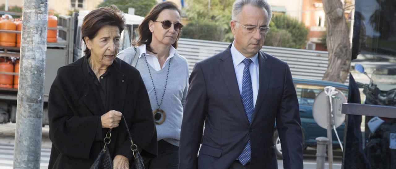 Vicente Sala junto a su tía Toñi y su mujer, detrás, llegan al juicio en una imagen de ayer.