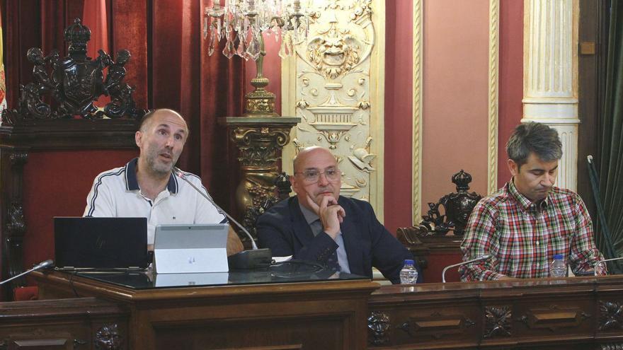 Gonzalo Jácome, Armando Ojea y Gonzalo Alonso, el interventor municipal, en un pleno. |   // I. OSORIO