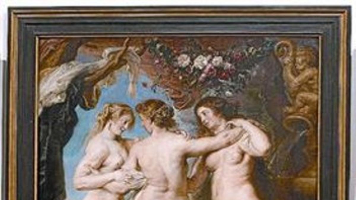 Una visitante observa 'Las tres gracias', de Rubens, en el Prado.