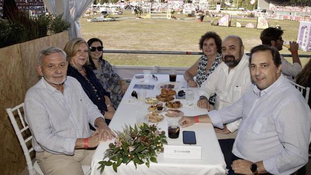 Los participantes en la charla en el espacio de Caja Gijón La Rural, con la pista de Las Mestas al fondo. |  Juan Plaza