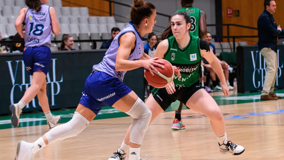 Gaby Ocete sube el balón ante la defensa de Bermejo