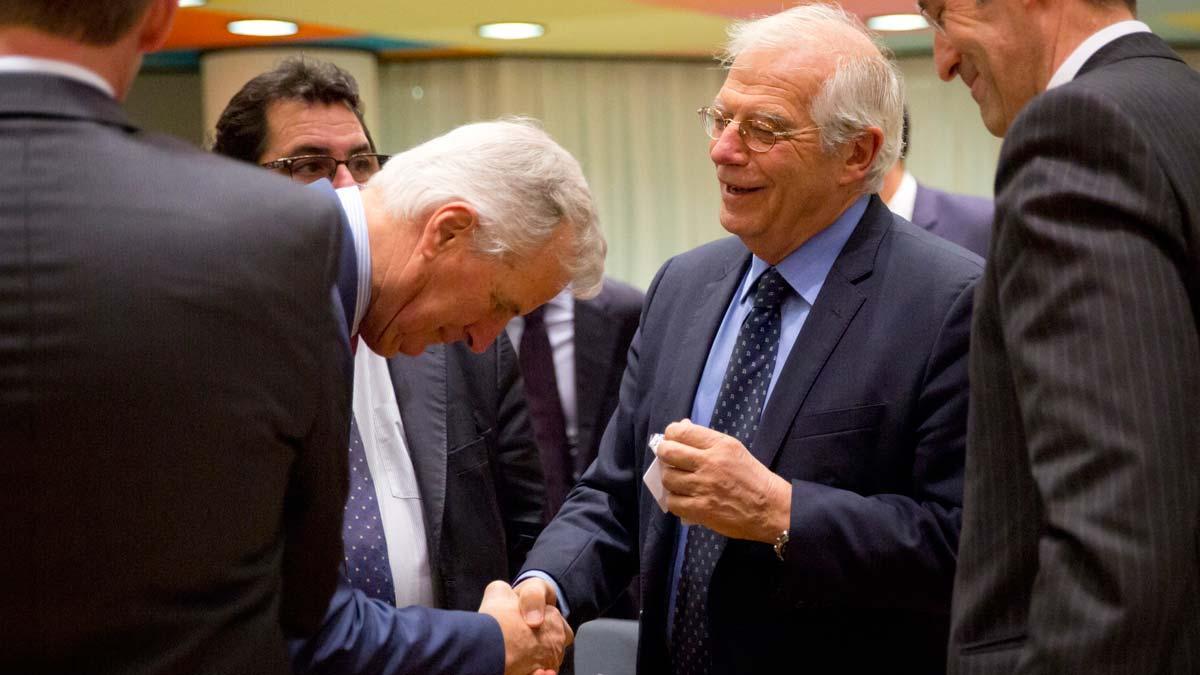 Borrell considera necesario conocer la declaración futura para aprobar el acuerdo de retirada sobre Gibraltar. En la foto, el saludo entre el negociador Michel Barnier y Josep Borrell en Bruselas. 