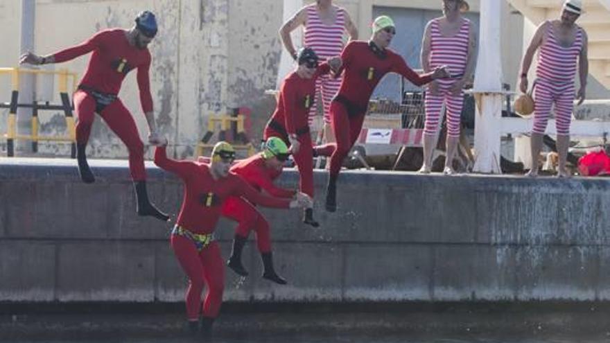 Participantes disfrazados se tiran al agua desde los tinglados, los competidores en acción y el podio con Lydia Morant de campeona junto a dirigentes y otros concejales.