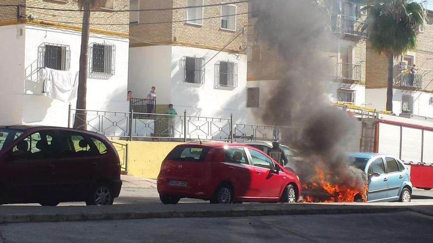 Susto en Aguilar por el incendio de un coche junto a un colegio de Primaria