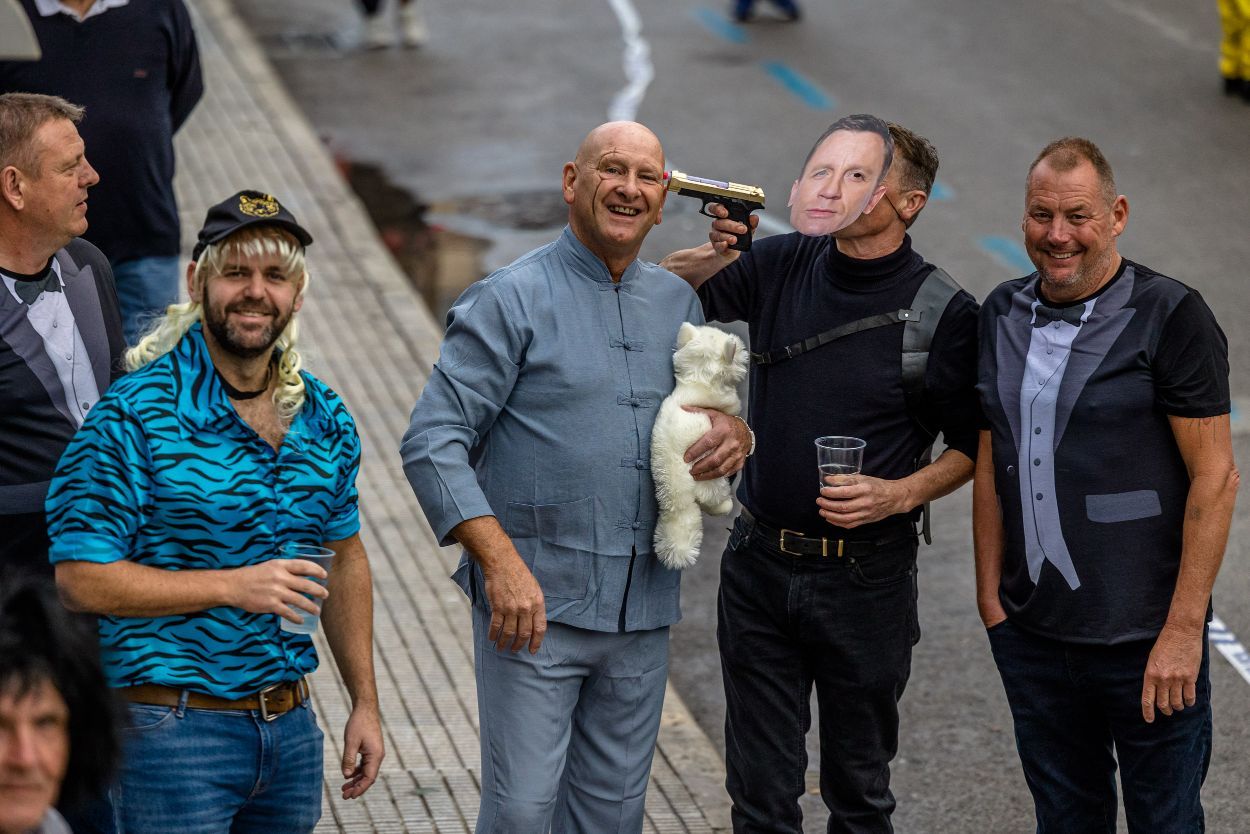 Los británicos desafían a la lluvia y celebran su "Fancy Dress Party" en Benidorm