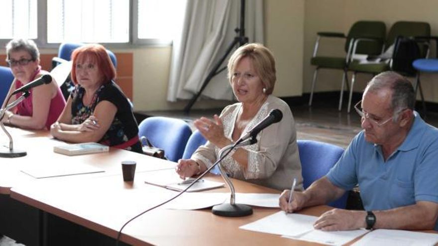 Tita Caravera, segunda por la derecha, durante la reunión.