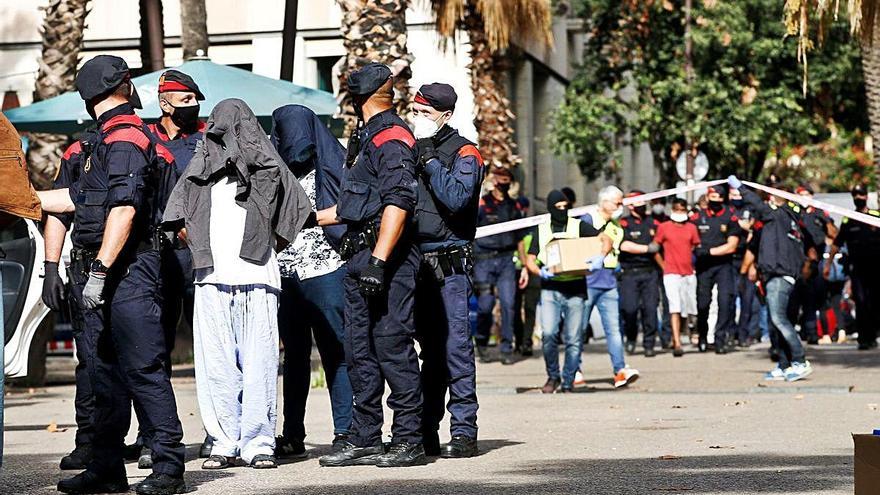 Les forces policials amb diversos detinguts ahir a Barcelona.