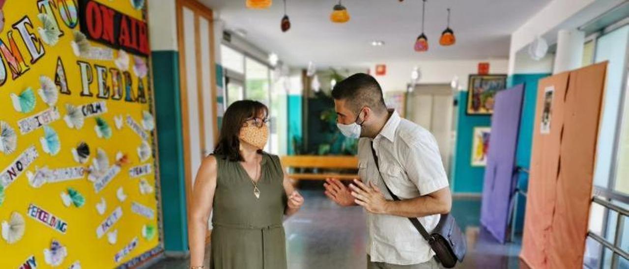 El edil de Educación de Bueu, Xosé Leal, en una visita al CEIP de A Pedra. |   // SANTOS ÁLVAREZ