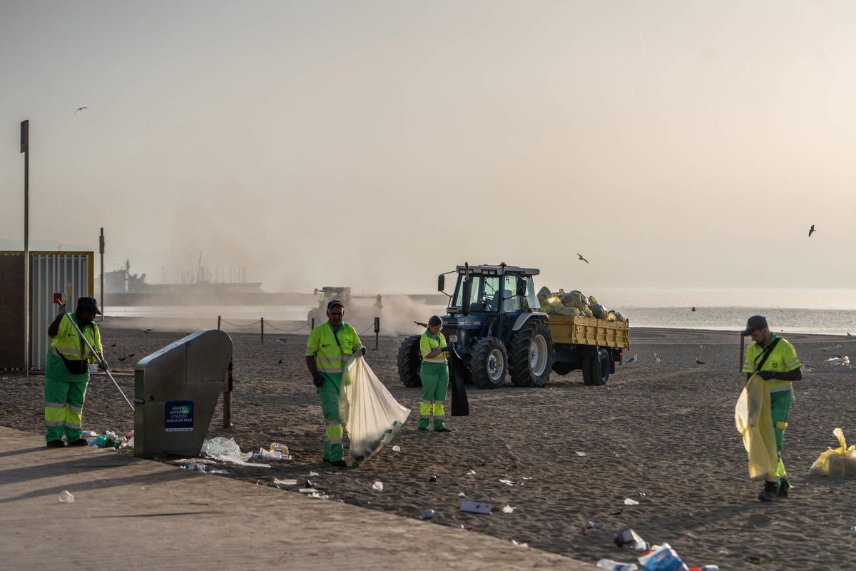 Limpieza de las playas de Barcelona tras la verbena de Sant Joan 2025