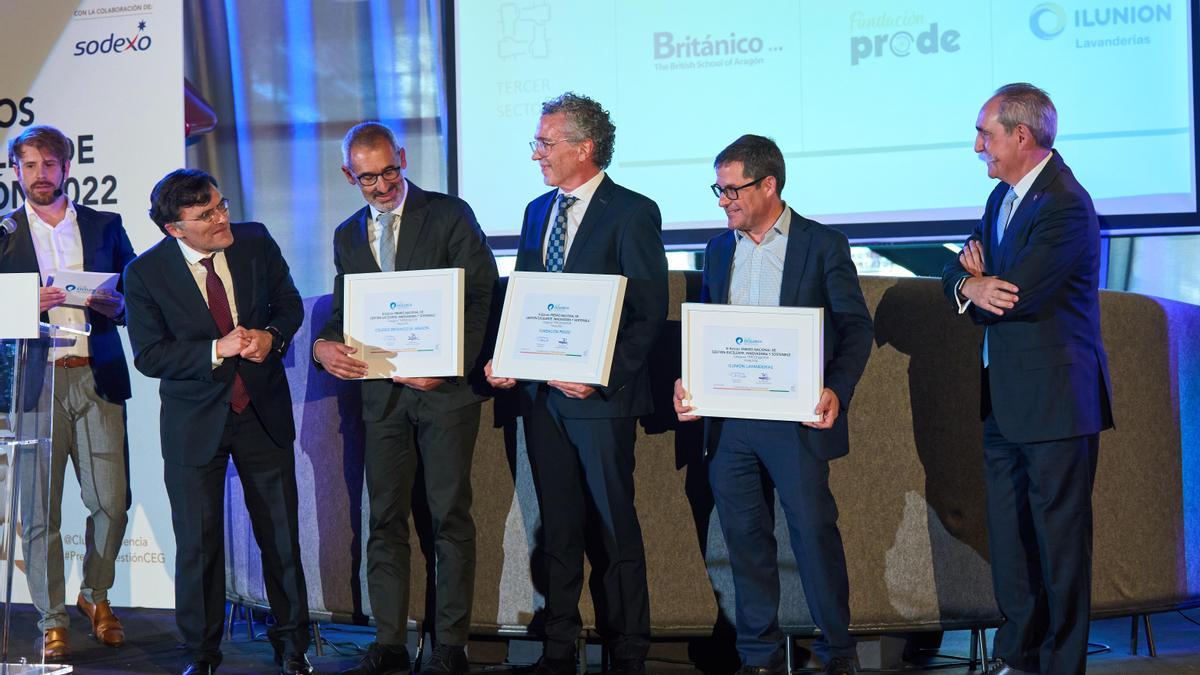 Los premiados recogen las distinciones.
