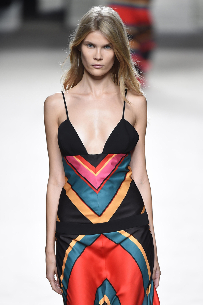 MBFW 2015: Juanjo Oliva Primavera/Verano 2016, vestido con estampado geométrico