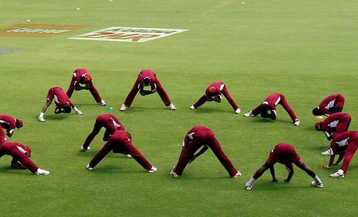 Jugadors de les Índies Occidentals realitzen una sessió d’escalfament abans del seu partit de quarts de final contra el Pakistan, per la Copa Mundial de Criquet 2011, a Dacca (Bangla Desh).