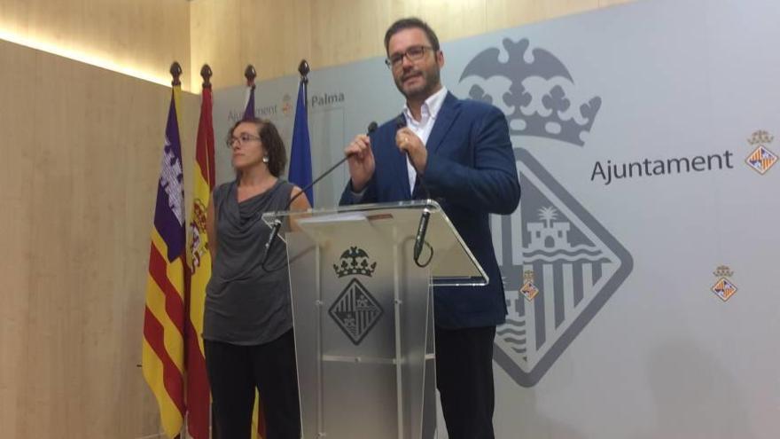 El alcalde, José Hila, y la concejala de Turismo, Joana Maria Adrover, presentaron los datos de ocupación.