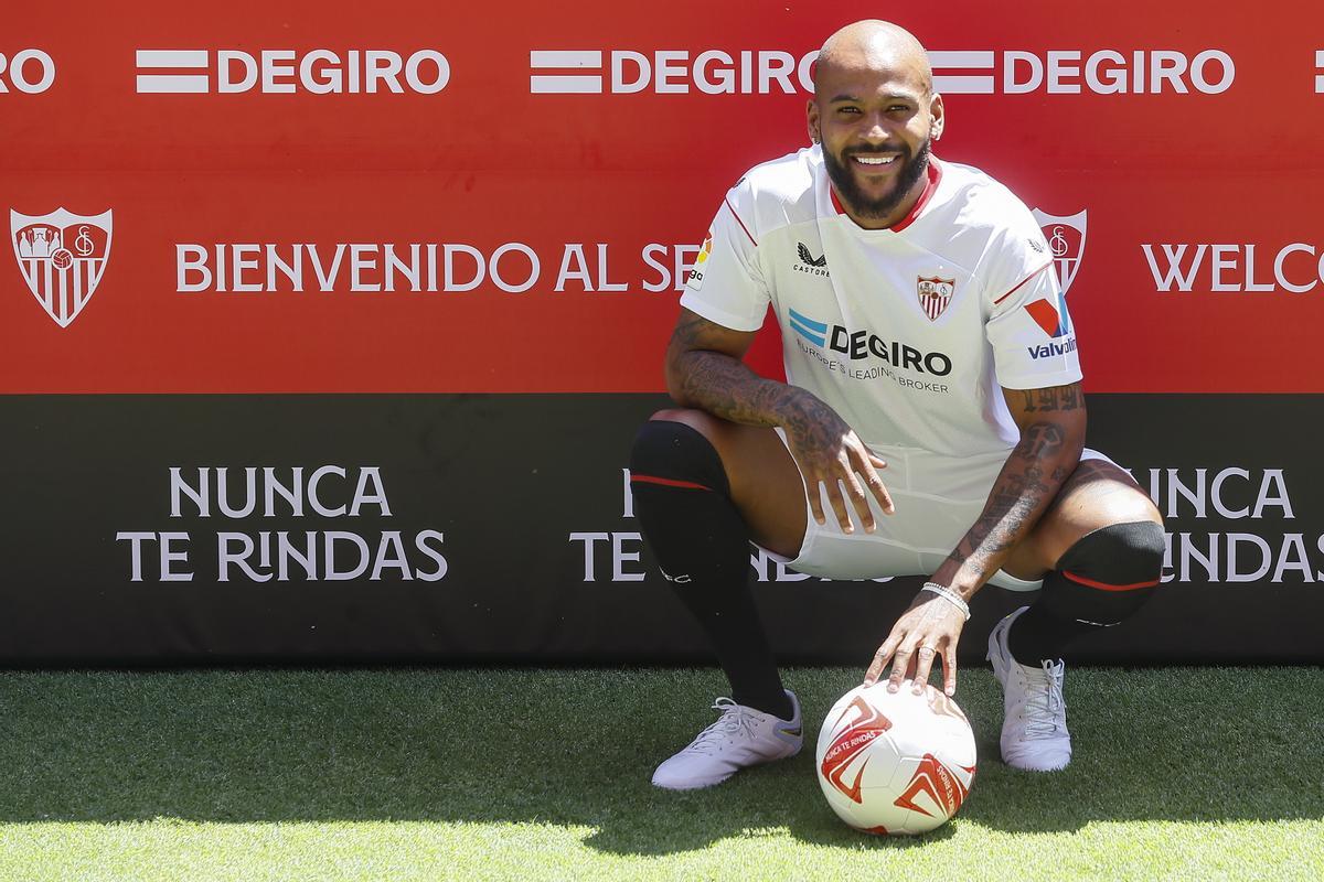 Marcao llega a Sevilla para liderar la defensa de Lopetegui.