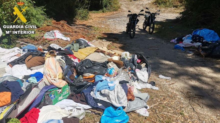 Desmantelado un vertedero ilegal de basura en una zona forestal de A Zapateira