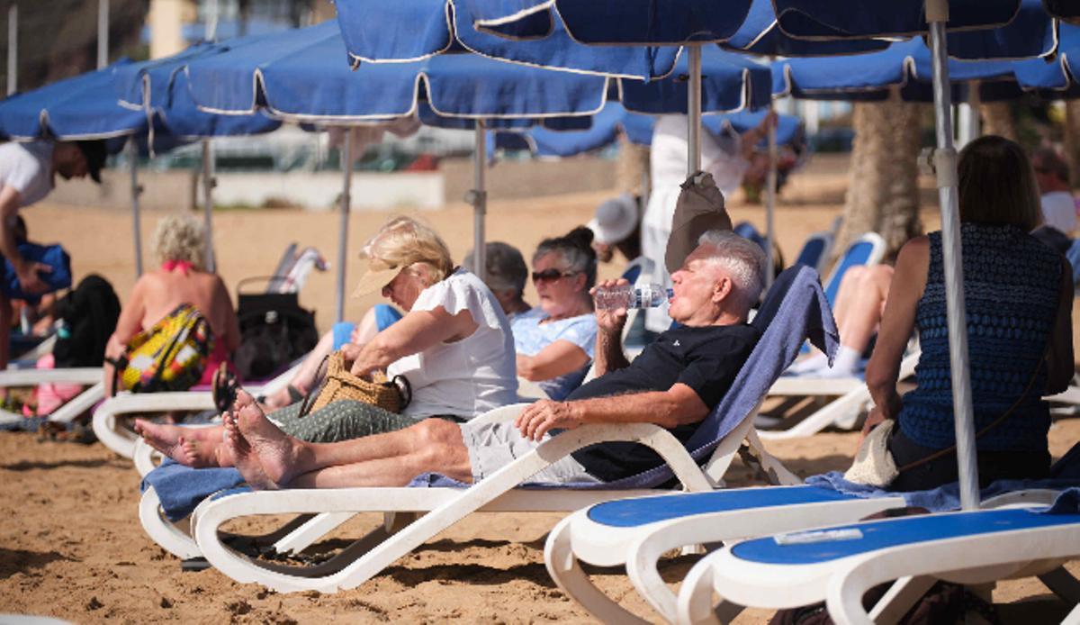 Turistas descansan en una playa de Tenerife.