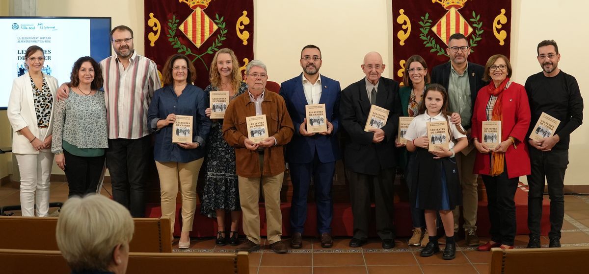 Autores, colaboradores y ediles de Vila-real posan con el libro que recopila los festejos de calle y barrio de la historia de la ciudad.