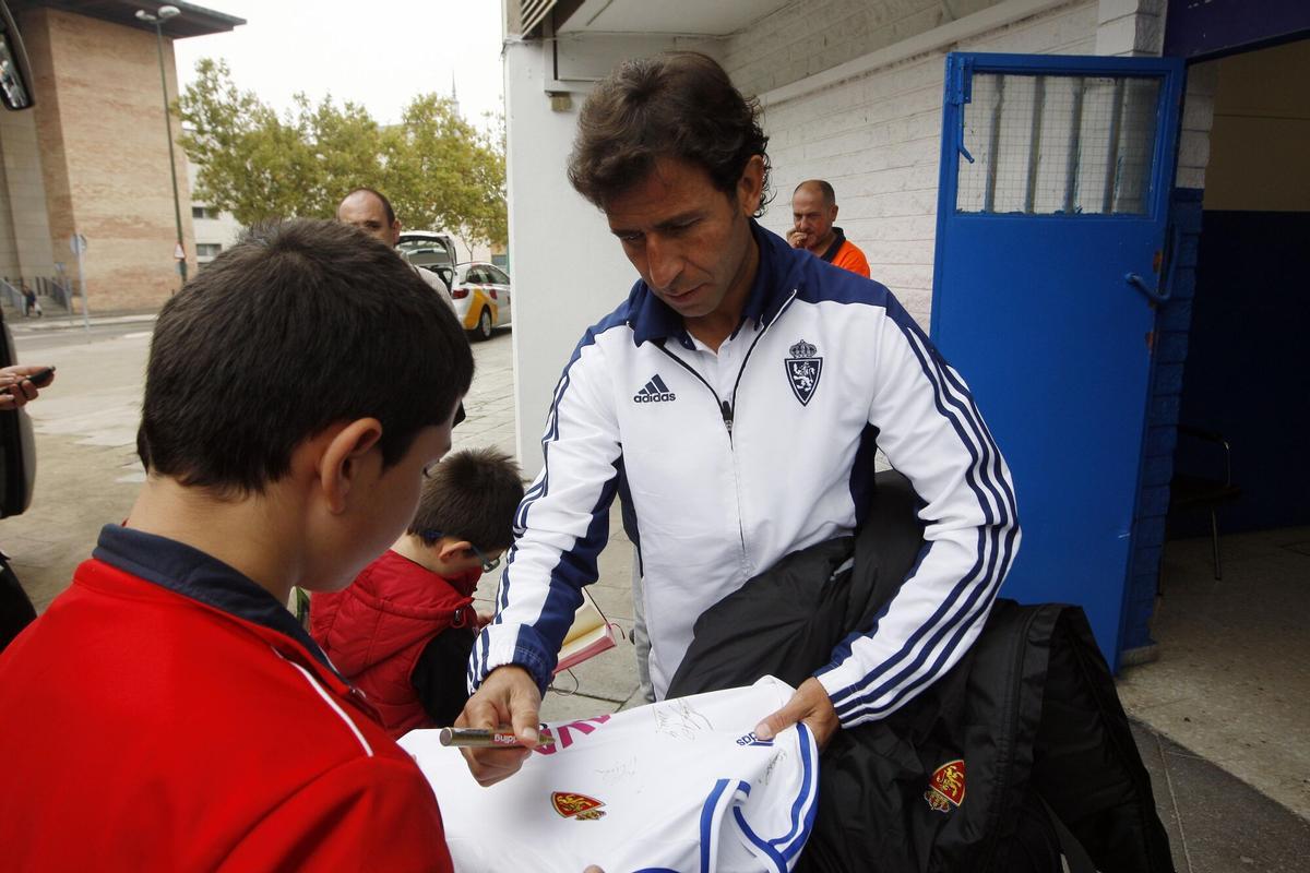 Luis Milla firma una camiseta del Real Zaragoza