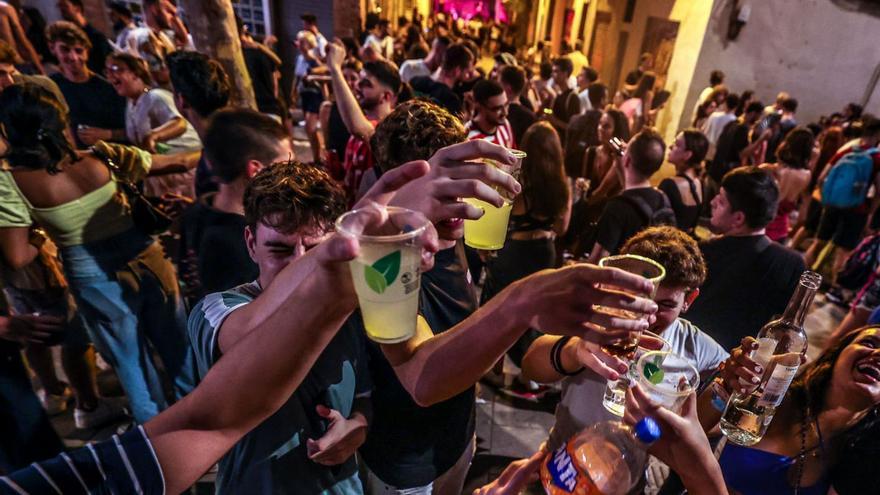 Botellot a les festes de Gràcia, aquest estiu.  | JORDI OTIX