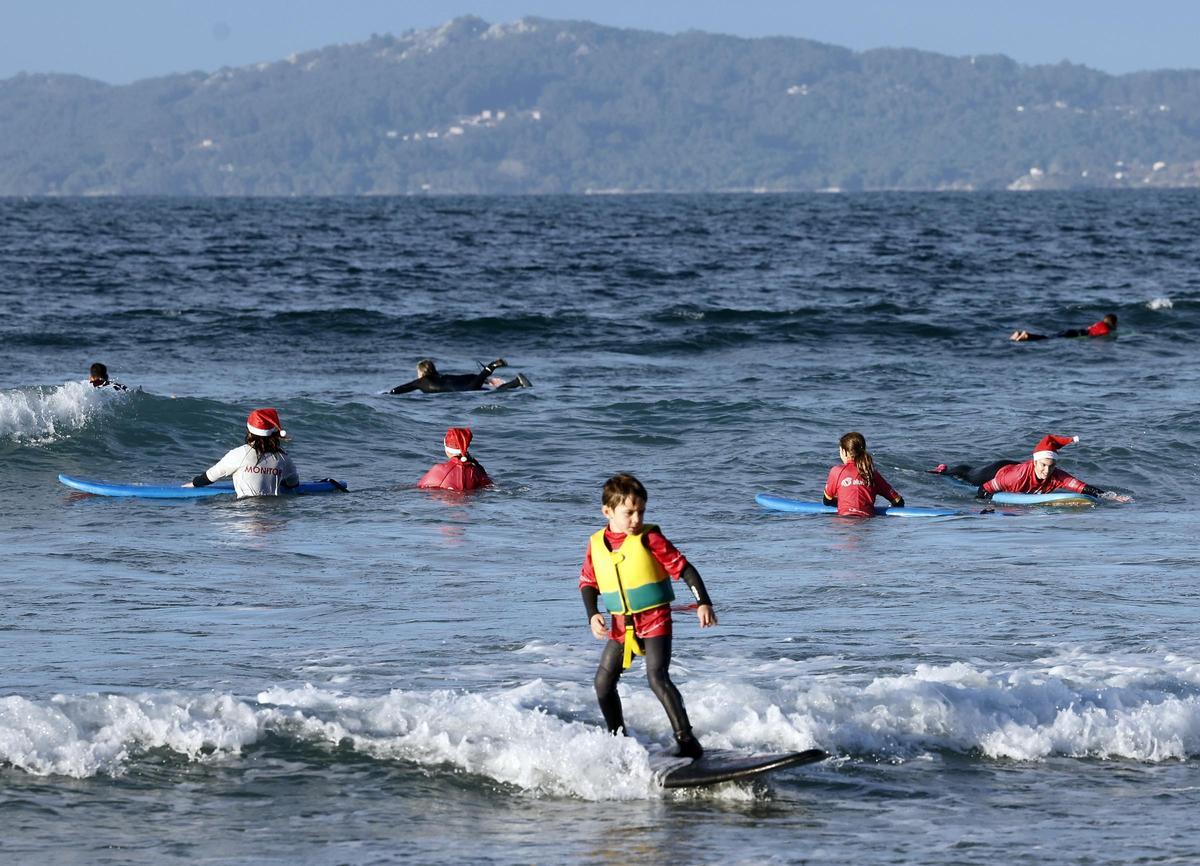 Papá Noeles surfistas solidarios al agua en Patos