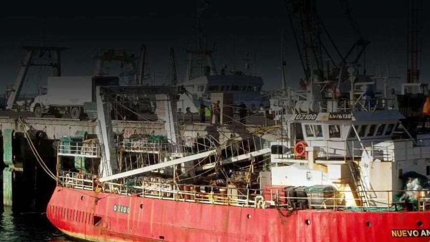 Un buque de la pesquera gallega Iberconsa en el Puerto Madryn.