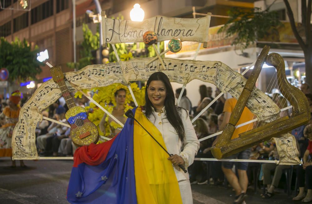 El desfile folclórico internacional de las Hogueras de Alicante llena de color las calles de la ciudad