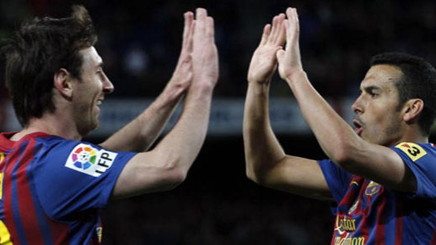 Iniesta y Messi celebran el gol del argentino.