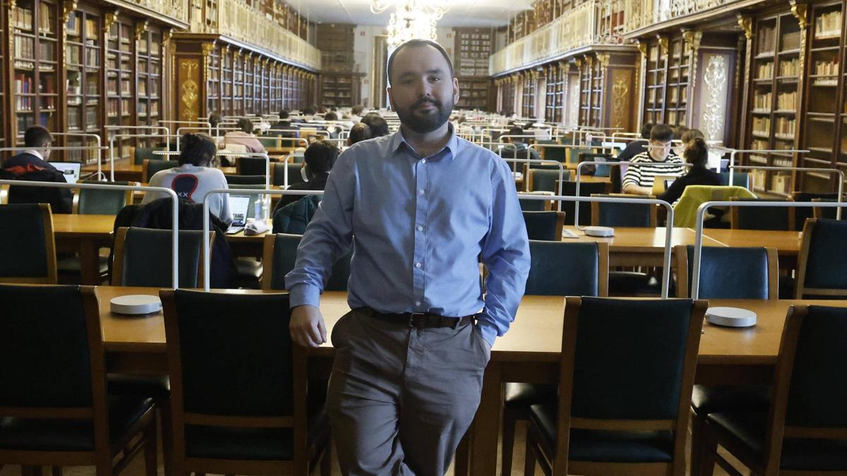 Daniel Mena, doctor en Historia Moderna de la USC, en la biblioteca de la Facultade de Historia