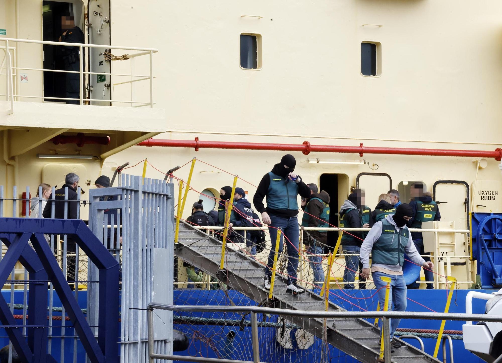 Revisión al milímetro: la Guardia Civil peina el «Baltic Summer» en Vigo en busca de droga escondida