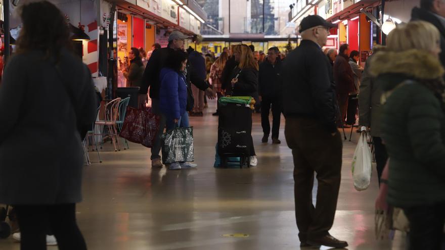 Las compras arrasan el Mercado Central de Zaragoza a una semana de Nochebuena