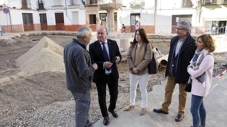 El alcalde junto a los concejales, en la visita a la plaza de San Bartolomé.