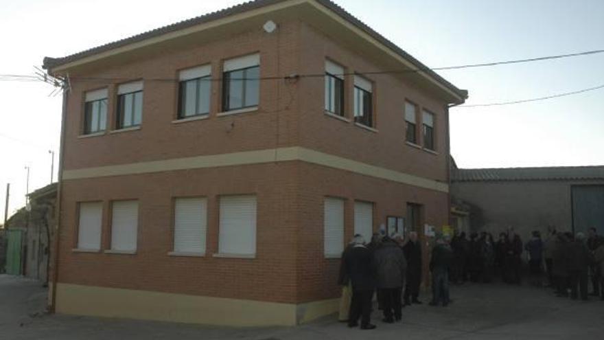 Un momento de la inauguración del nuevo centro social de la localidad de Muga de Alba.