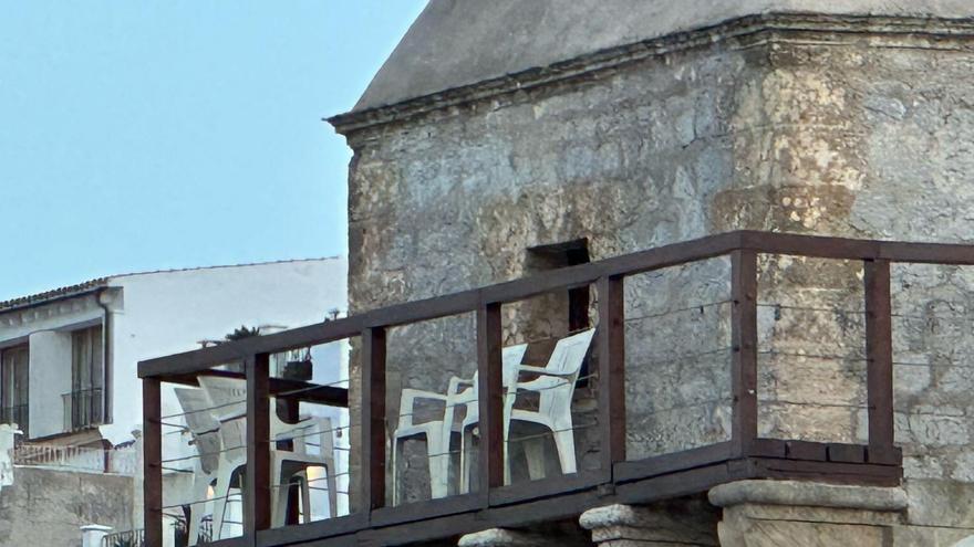 Montan un palco con sillas de plástico en plena muralla de Dalt Vila en Ibiza
