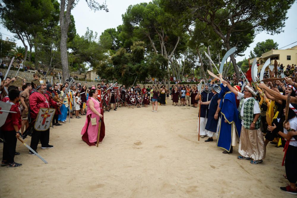 Höhepunkt der Fiestas „Rei en Jaume": Am Samstag (9.9.) trafen wieder selbsternannte Christen und Mauren aufeinander und lieferten sich scheinbar blutige Scharmützel. Nachgestellt wurde bei diesem friedlich gesinnten Spektakel die historische Schlacht zwischen Mauren und Christen, in der König Jaume I. im Jahr 1229 die Insel für die Christen eroberte.
