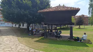 Mucho bochorno y turistas refugiándose en las zonas de sombra en Cangas de Onís: 27 grados