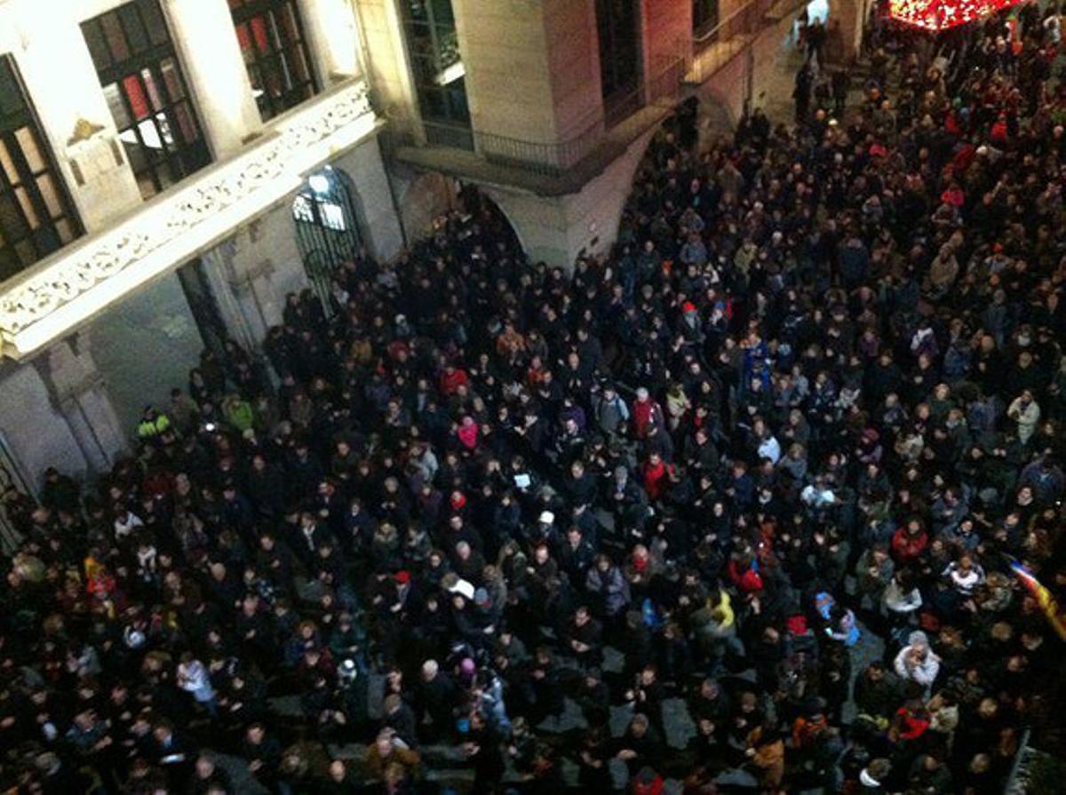 Imatge realitzada per la CUP de Girona (Gironès) de la manifestació a la plaça del Vi completament plena.