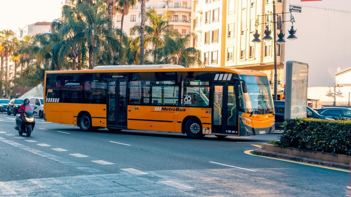 Uno de los MetroBus que se han adjudicado circulando por València