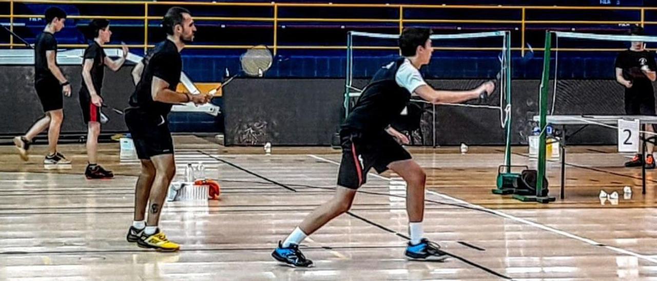 Aitor Llandres y Guillermo Tapia, en uno de sus partidos de ayer en el Angel Nieto. / LOZ