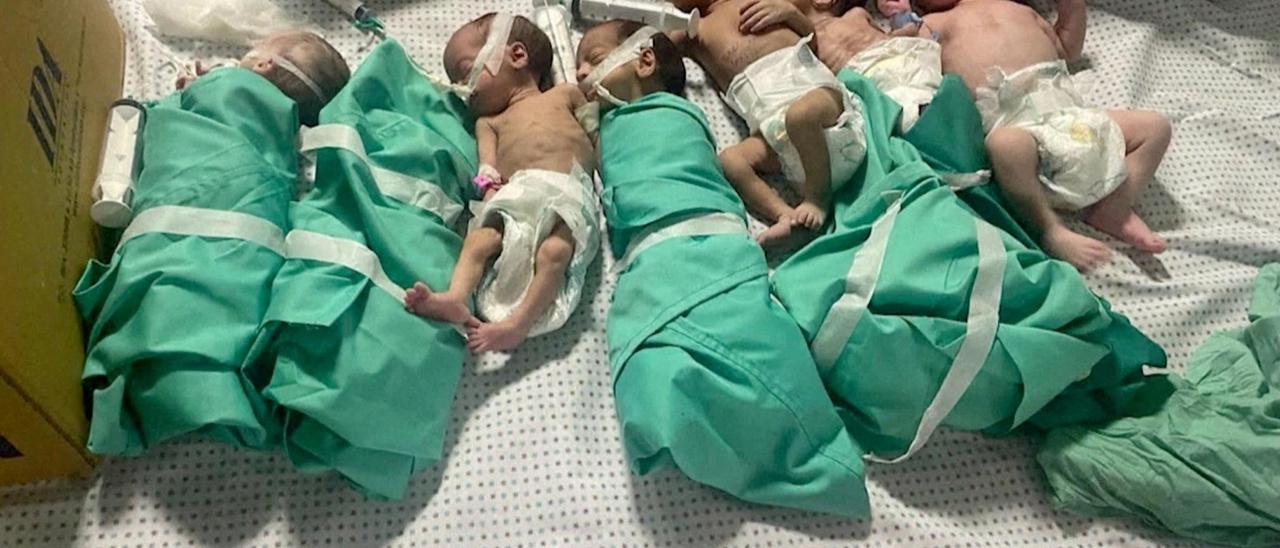 Recién nacidos sacados de las incubadoras en el hospital Al Shifa de Gaza tras un corte de energía