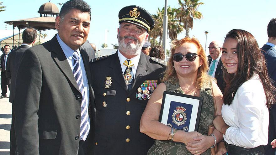 La familia condecorada,
junto al jefe superior de la
Policía Nacional. i.c.