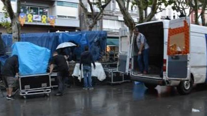 Els tècnics desmuntant l&#039;equip de so a la plaça Viladomat, ahir al vespre