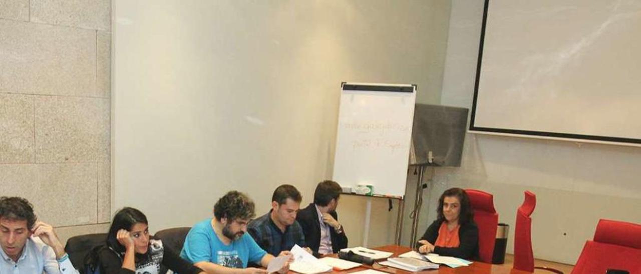 Una reunión de la mesa de negociación, con la edil de Personal, Flora Moure, al fondo. // Iñaki Osorio