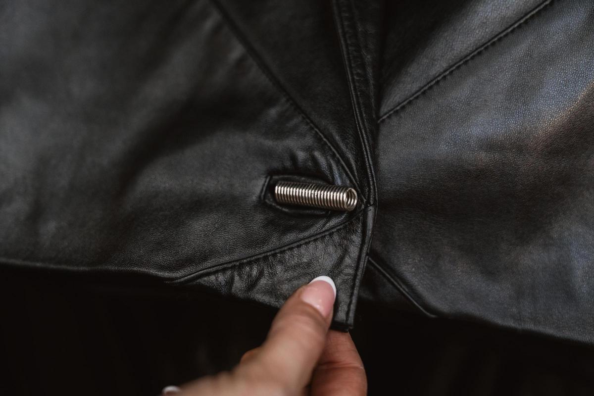 De su abuelo heredó también un sinfín de botones que ahora decoran las cazadoras vintage de María.