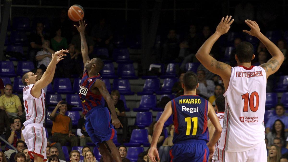 Van Rossom, en el lanzamiento con el que dio la victoria al CAI en el Palau en 2010.