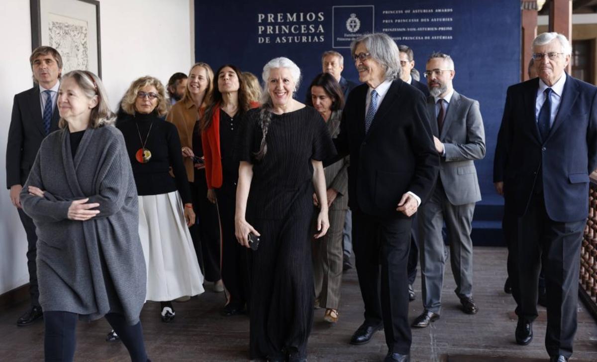 Los miembros del jurado de las Artes, con su presidenta, María Pages, en el centro, ayer, en el hotel de La Reconquista.  | MIKI LÓPEZ