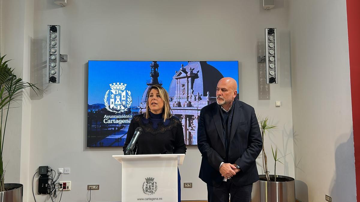 La alcaldesa de Cartagena junto a Gonzalo López Pretel