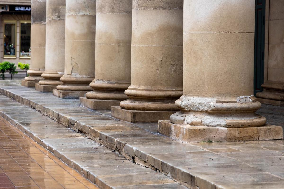 Columnas deterioradas en la fachada del teatro alicantino