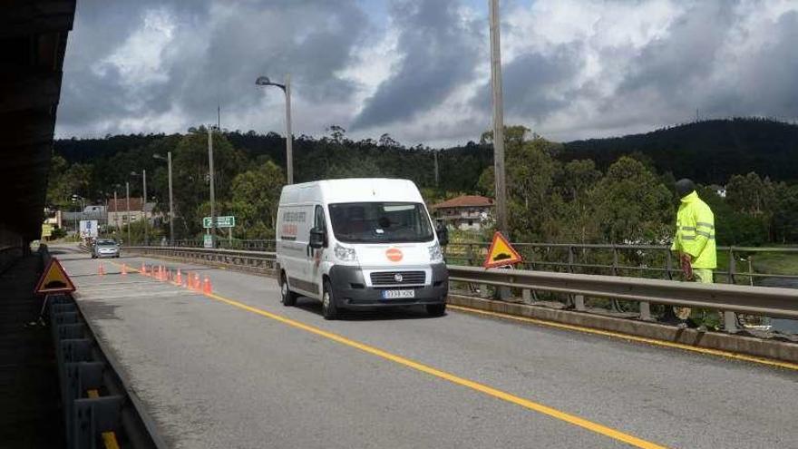 Instalan bandas reductoras de velocidad en el puente de Catoira, pendiente de una mejora integral